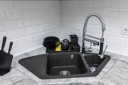 黑色厨房水槽和厨房里的自来水公寓厨房间的内部内置电高清图片