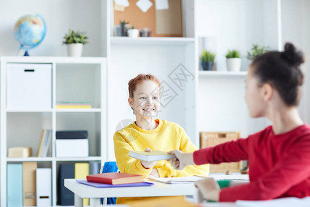 一个女孩在中学课间休息时与同图片