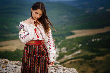 有魅力的女人在山绿色模糊背景上的传统罗马尼亚服装户外照片传统图片