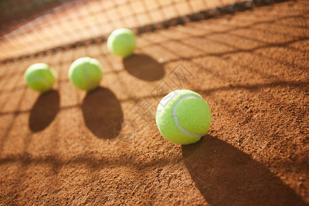现代体育场沙地球场上的一组网球背景为网图片