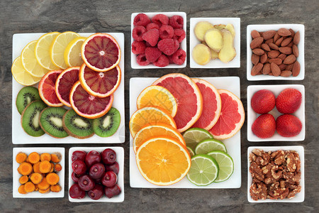水果坚果香草和香料的新鲜健康食品图片