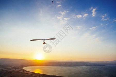 韬微博以色列MevoHama的Kineret山上日落时空中悬背景