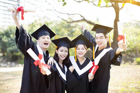 一群快乐的学生庆祝毕业图片