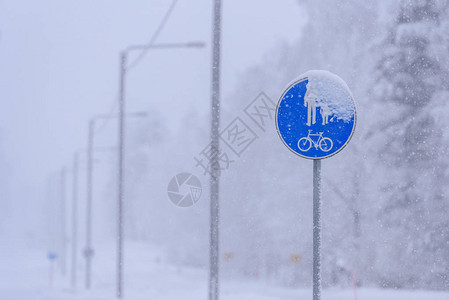 芬兰Tuupovaara冬季的自行车路和行人在路上的标志图片
