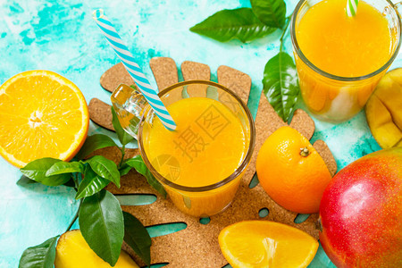 清新夏季芒果和柑橘新鲜挤压的果汁素食品新鲜图片