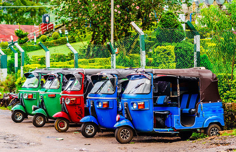 斯里兰卡Haputale街上的Tuktuk图片