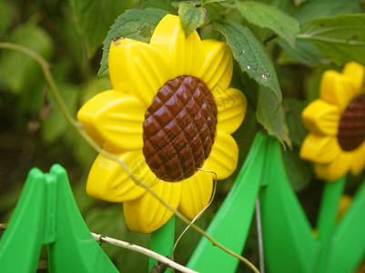 用于花园装饰的塑料花图片