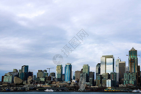 市区西雅图市中心天线的建筑物和滨海景点Ellio图片