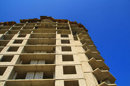 板式公寓的未完工建筑板式公寓的未完工建筑该建筑没有完全粉刷在蓝天背景图片