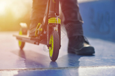 蓝溜冰场的踢踏车赛超近轮椅以暖日图片