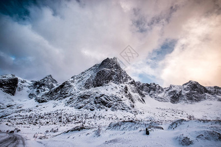 梦幻般的雪山与戏剧天空背景图片