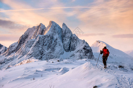 登山者早上爬雪山天空色彩斑斓背景图片