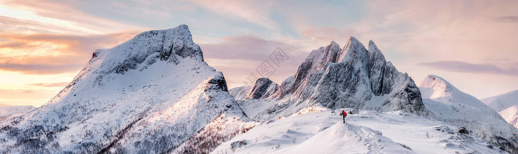 斯提普峰山的全景有覆盖雪和登山男子背图片