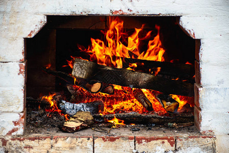 桦木原在砖炉内燃烧着明亮的火焰图片