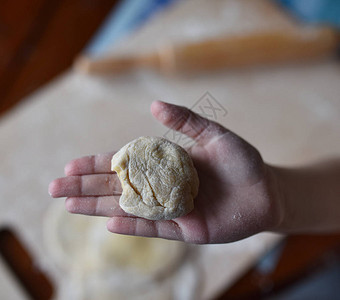 宝手特写煮饺子图片