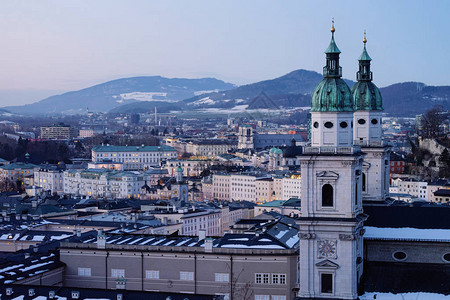 与旧城市景观和奥地利萨尔茨堡大教堂的全景在欧洲奥地利阿尔卑斯山的莫扎特小镇在冬天萨尔茨堡地标从萨尔茨堡城图片