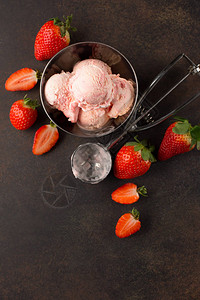 黑古背景的自制草莓冰淇图片