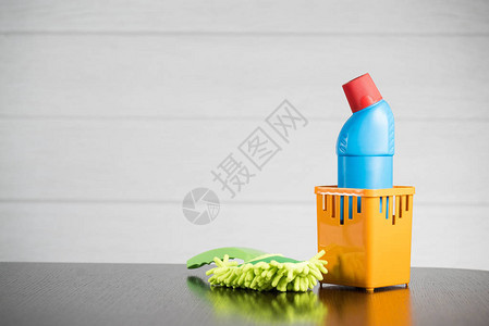 洗涤和清洁室的五颜六色的工具背景图片