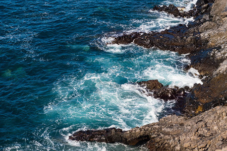 蓝色海水和岩石海岸线的美丽景色在特纳里夫岛露天拍图片