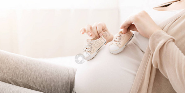 孕妇肚子和小婴儿靴子全景空图片