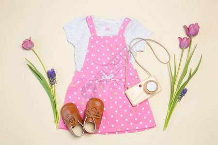 婴儿女婴春装粉红色裙子鞋子木制照相机玩具图片