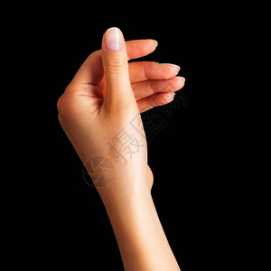 女人手握着两根手指印在黑色背景上的东西与背景图片