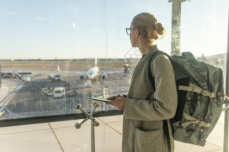 穿着休闲装的女旅客在机场图片