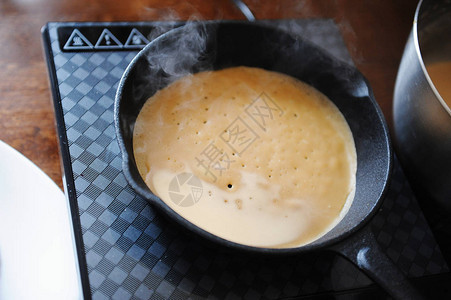煎饼的制作过程铸铁板上的薄荷碎屑电动感化炉图片