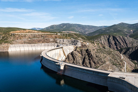 马德里山脉的阿塔扎尔水库和大坝图片