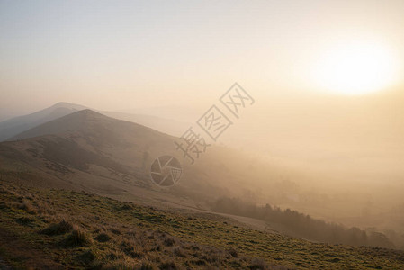 美丽的冬季日出风景图像英国峰区大海脊的景象在山峰图片