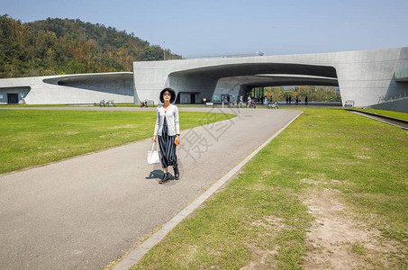 象山景区南投日月潭象山游客中心的旅行女人背景