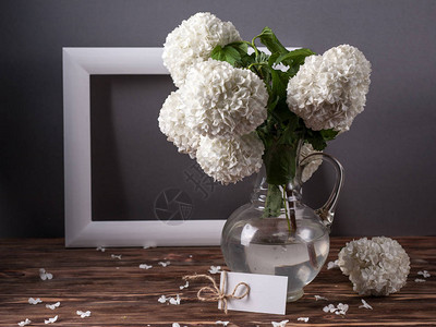 静物与荚蒾花和白框图片