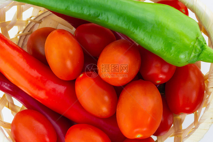 红辣椒在白色篮子的鲜亮蔬菜中图片