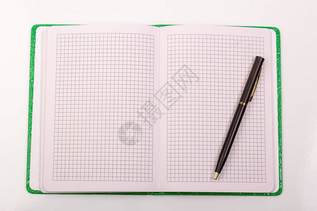白背景的表格上的开放式笔记本日记有白页面Pl图片