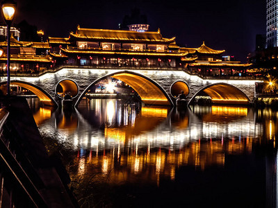 安顺桥是四川省会成都的一座桥梁跨过晋江廊桥内有一家比较大的餐厅背景图片