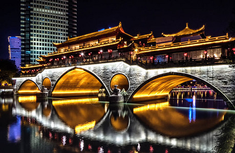 安顺桥是四川省会成都的一座桥梁跨过晋江廊桥内有一家比较大的餐厅背景图片