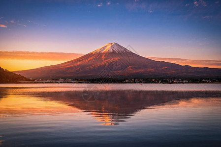 日本藤川口子日出时富士山在川口子湖上图片