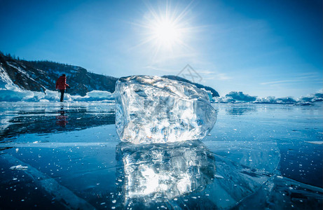 俄罗斯西伯利亚Baikal湖的自然破碎冰层与冷冻水图片
