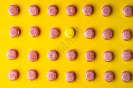 粉红色的一盒黄色糖果有颜色背景图片