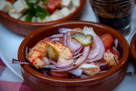 西班牙餐厅的盘子与美味的传统西班牙塔帕食品有不图片