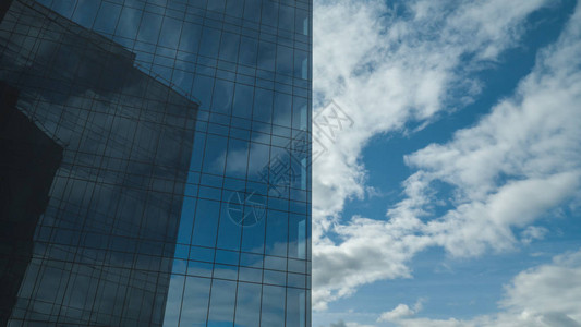 蓝天空反映在高楼的图片