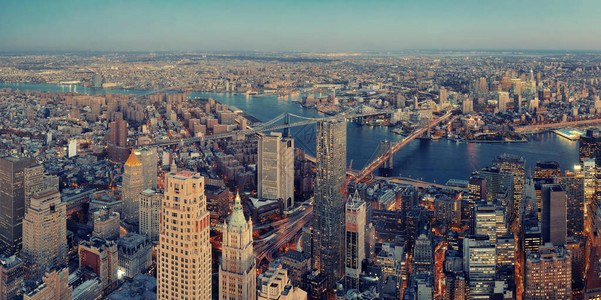 曼哈顿市中心日落屋顶全景与纽约市城图片