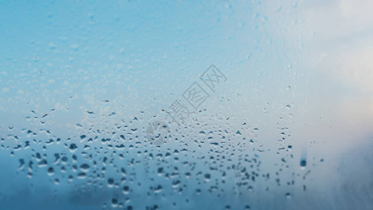 逼真雨滴效果图透明背景上用于装饰和覆盖的逼真水滴背景