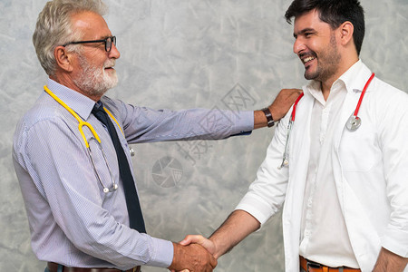 医院里的医生与另一位医生握手医疗人员团队合作和医务图片