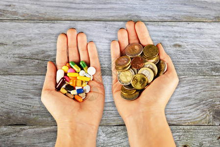 医疗费用概念药丸和现金用在病人手中图片