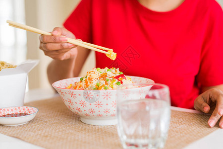 用筷子吃亚洲米饭的女人特写镜头图片