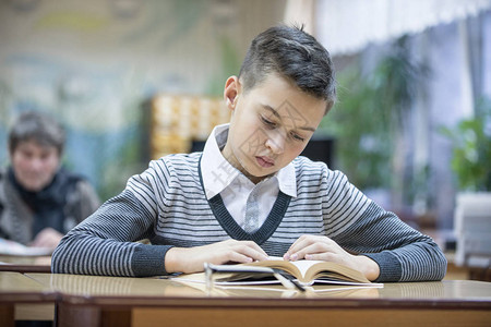 在图书馆看书的少年图片