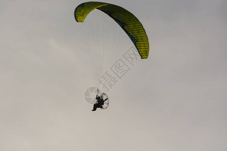 赛前滑翔伞导航训练图片
