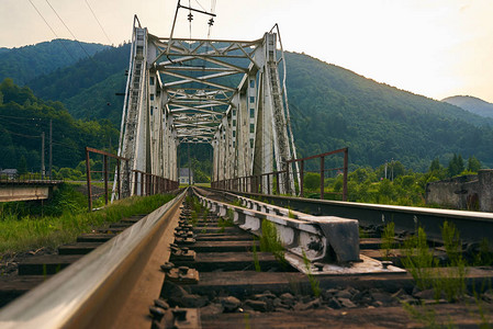 铁轨铁路桥梁铁路在山图片