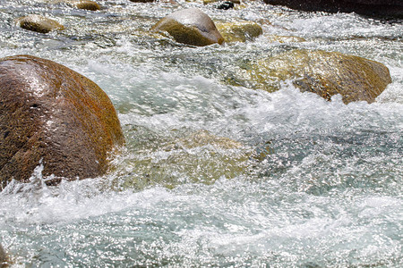 山中河水汹涌石头和水的美丽自然背景清澈的水和快河的质地插图片